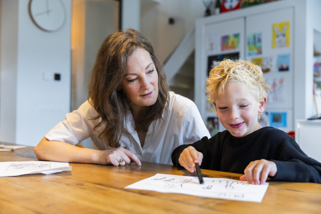 ouder met kind kijkend naar een tekening