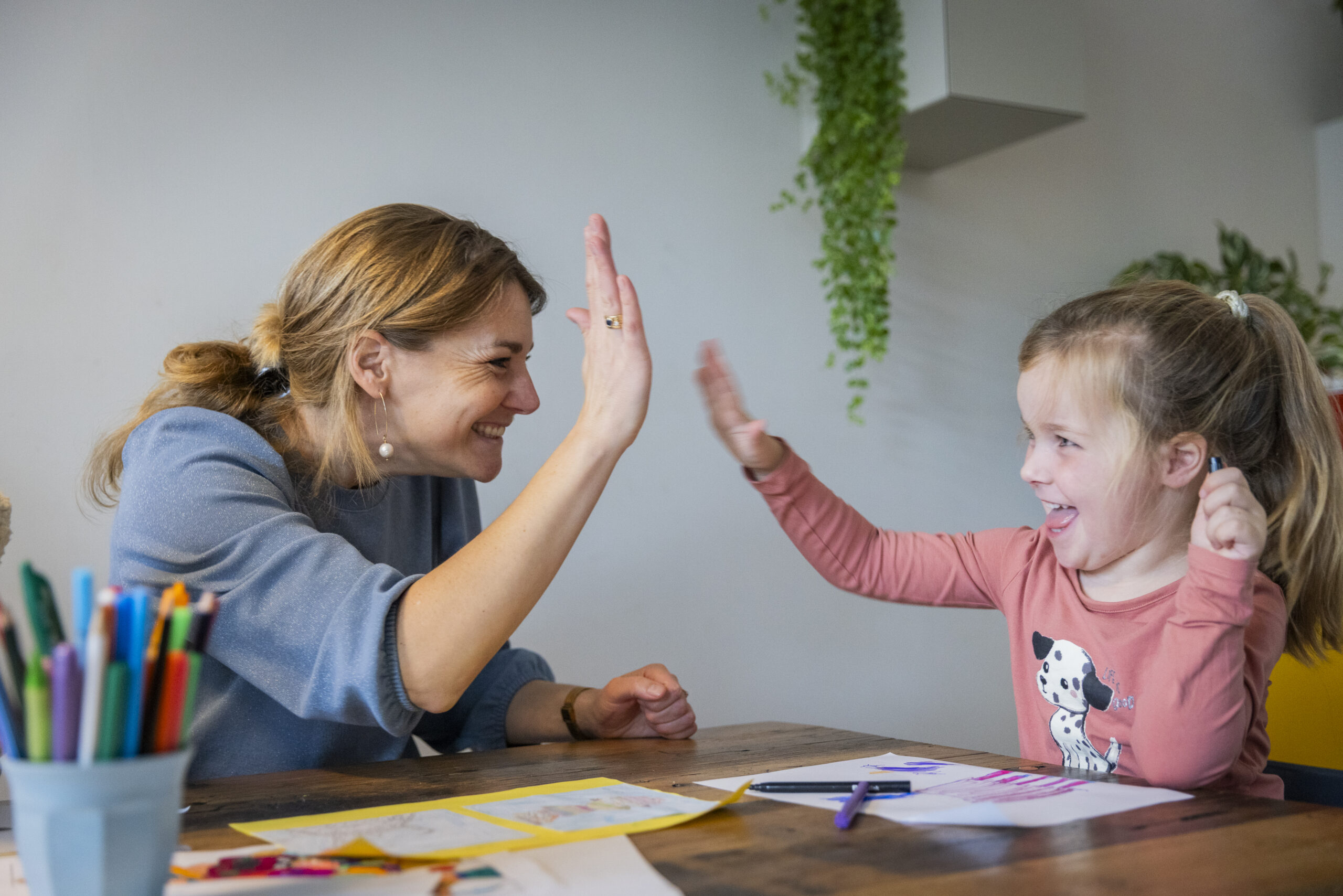 high five kind en ouder