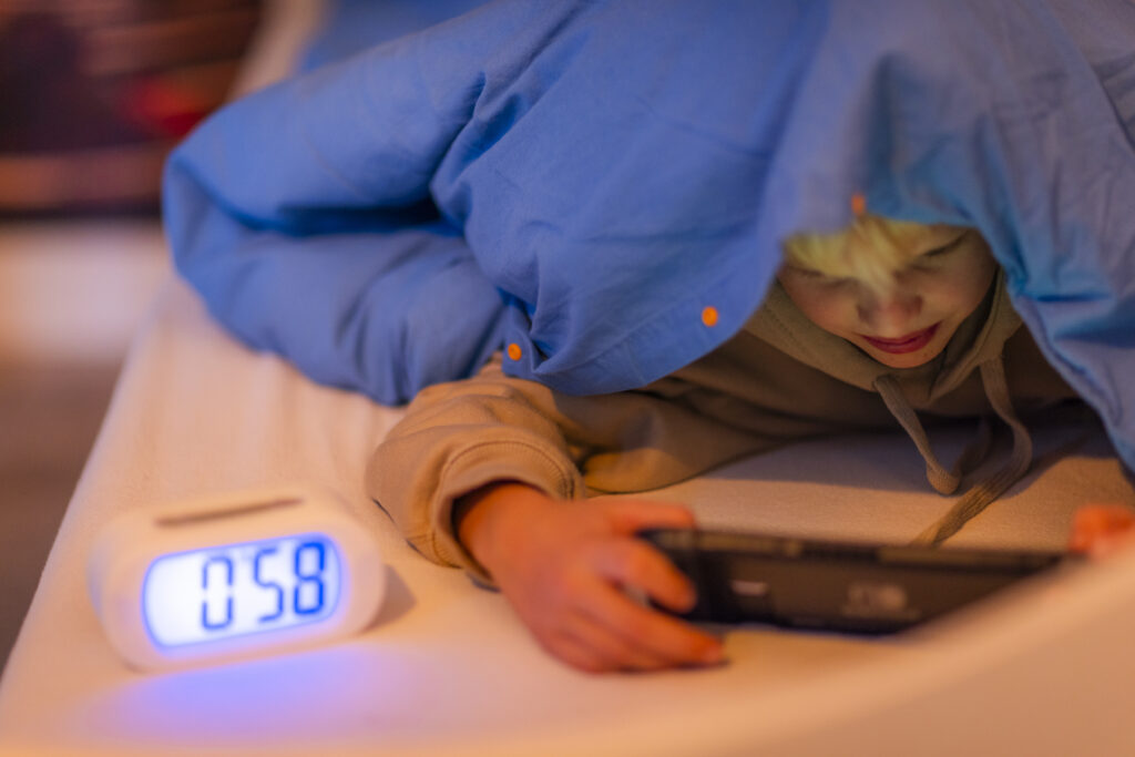 jongen die gamet tot laat in bed